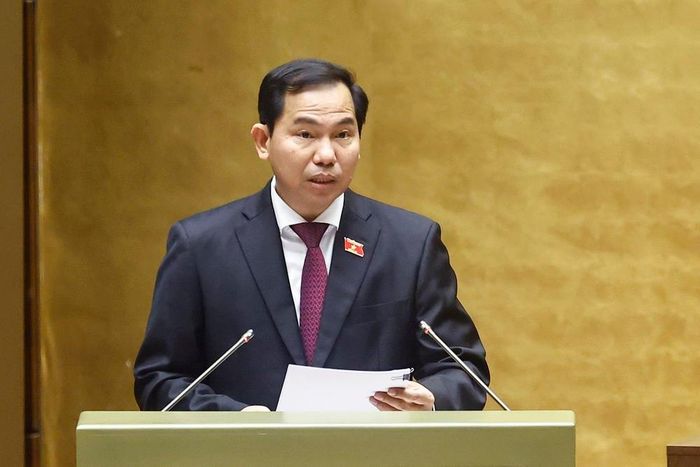 Ủy viên Ủy ban Thường vụ Quốc hội Lê Quang Mạnh trình bày dự thảo Nghị quyết Kỳ họp thứ 10, Quốc hội khóa XV. Ảnh: Doãn Tấn - TTXVN