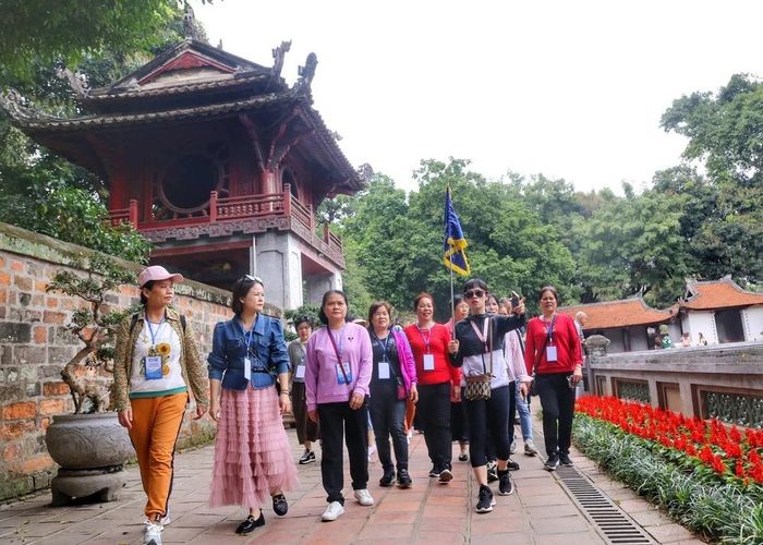 Khách du lịch Trung Quốc tham quan Văn Miếu-Quốc Tử Giám. Ảnh: Tuấn Đức - TTXVN