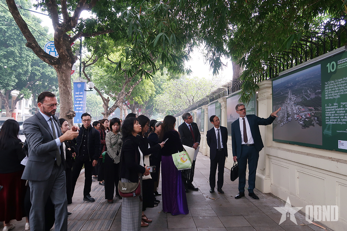  Đại biểu tham quan trưng bày ảnh kỷ niệm 10 năm ký kết Thỏa thuận Paris về biến đổi khí hậu. 