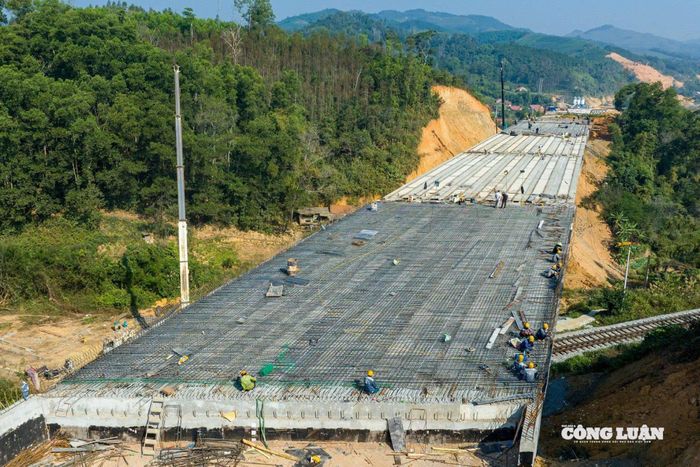 Tính chung toàn dự án, hiện đã có khoảng 7 - 8 km được trải thảm, tạo diện mạo rõ nét cho tuyến cao tốc trước ngày thông tuyến.