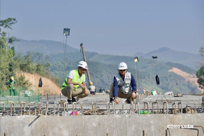 Dự án cao tốc cửa khẩu Hữu Nghị - Chi Lăng đặt mục tiêu thông tuyến 50 km, trong đó có 19 km trên lớp bê tông nhựa.