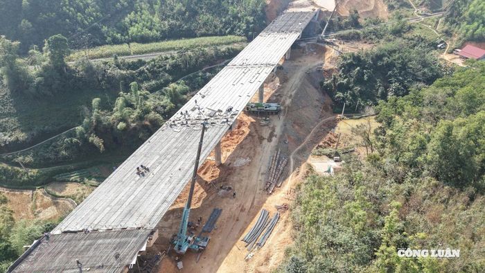 Trên phạm vi gần 60km cao tốc Hữu Nghị - Chi Lăng, không khí thi công những ngày cận mốc thông tuyến 19/12 diễn ra khẩn trương, nhịp độ làm việc được đẩy lên mức cao nhất.