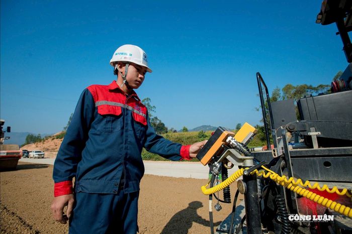 Trong điều kiện thời tiết thuận lợi, nhà thầu thi công huy động xe chở bê tông nhựa từ trạm trộn cùng dây chuyền thảm hiện đại và nhiều thiết bị lu lèn, tiến hành thảm bê tông nhựa mặt đường.