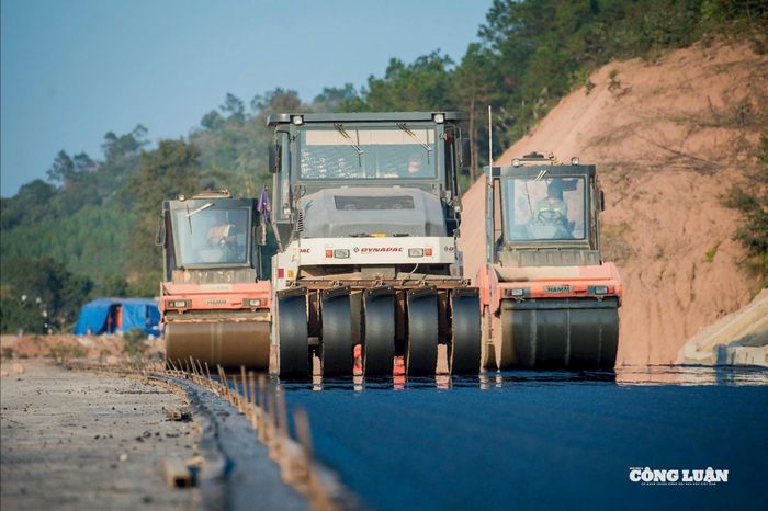 Còn tại phân đoạn Km22+100 - Km22+400 (phường Đông Kinh), công tác trải thảm bê tông nhựa cũng đang được lực lượng thi công tăng tốc. Riêng dây chuyền thảm nhựa tại phân đoạn này hiện huy động 15 thiết bị và 30 nhân công, làm việc từ 7 - 20h mỗi ngày.