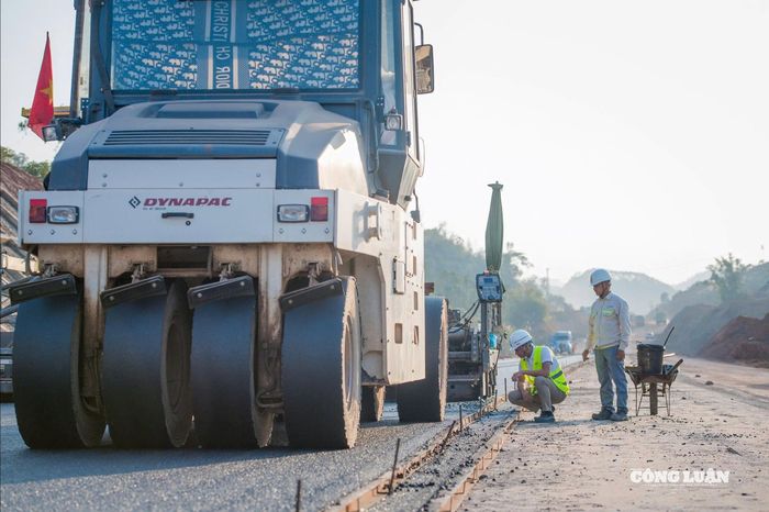 Thông tin từ ông Trần Văn Chuân - Phó giám đốc Ban quản lý dự án cao tốc cửa khẩu Hữu Nghị - Chi Lăng cho biết :“Thời gian tới cột mốc 19/12 không còn nhiều nhưng chúng tôi quyết tâm tranh thủ làm ngày, làm đêm để hoàn thành mục tiêu thông tuyến nhằm đáp lại niềm tin của Chính phủ, chính quyền và nhân dân tỉnh Lạng Sơn”.