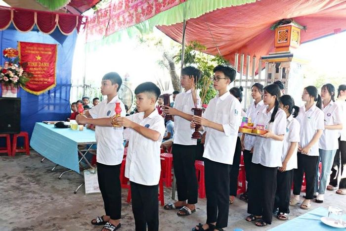 Con em dòng họ Nguyễn Viết, thôn Bình Tiến, xã Giao Thủy, tỉnh Ninh Bình dâng lễ cúng cáo tiên tổ. Ảnh: Cao Nhung.