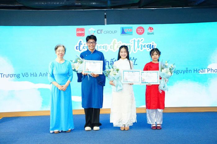 Trương Võ Hà Anh (ngoài cùng bên phải) nhận Giải Nhất hạng mục Tiểu học cuộc thi viết "Đóa hoa đồng thoại 2025". Ảnh: BTC