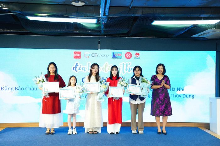 Trương Võ Hà Anh (thứ ba từ phải sang) nhận giải Nhì với tác phẩm “Câu lạc bộ Chuột gặm trăng”, hạng mục Tự do, cuộc thi viết "Đóa hoa đồng thoại 2025". Ảnh: BTC
