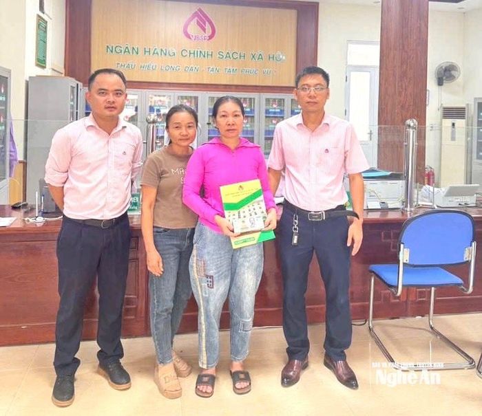 Phòng giao dịch Ngân hàng CSXH Quỳ Châu giải ngân khoản vay sinh viên ngành STEM theo Quyết định 29/2025/QĐ-TTg. Ảnh: TH