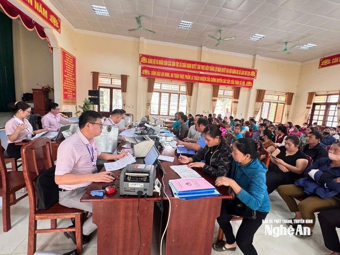 Ngân hàng CSXH quỳ Châu giao dịch giải ngân nguồn vốn. Ảnh: TH