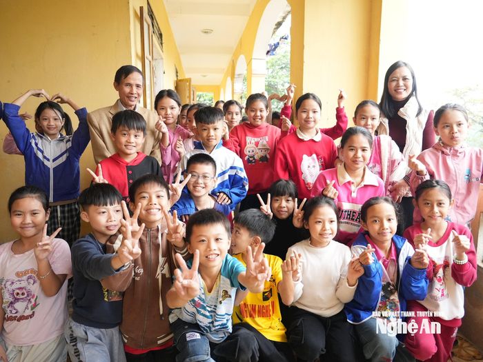 Niềm vui đến lớp của các em học sinh. Ảnh: Mỹ Hà
