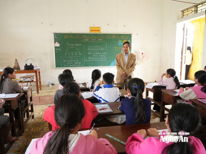 Thầy giáo Vũ Đình Lâm và các học trò. Ảnh: Mỹ Hà