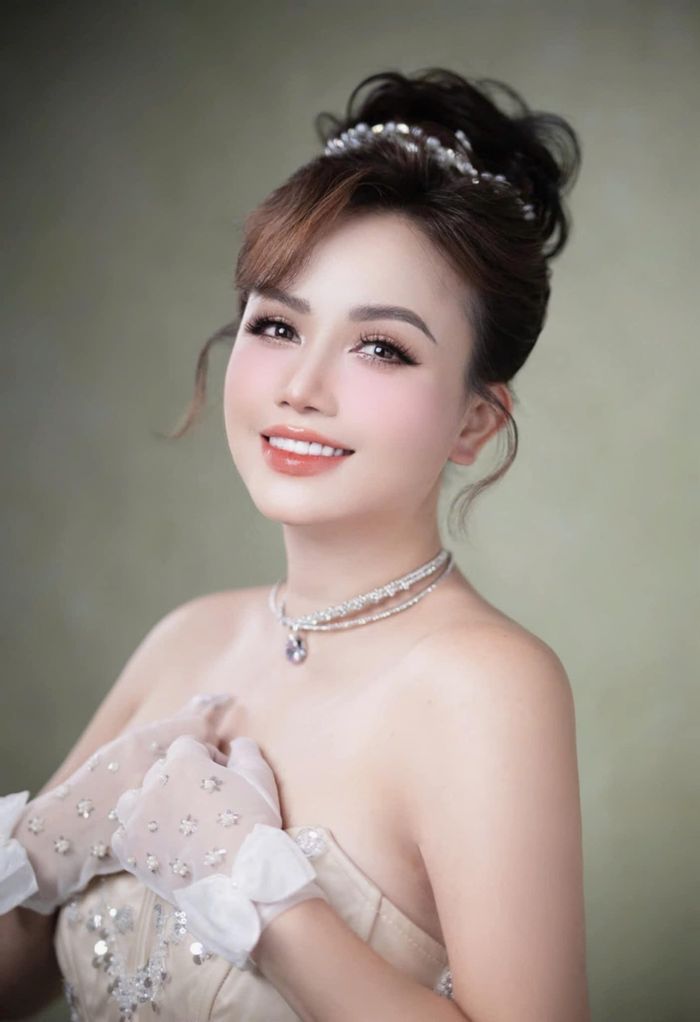 Cư dân mạng nghi vấn cô chuẩn bị kết hôn lần thứ 5