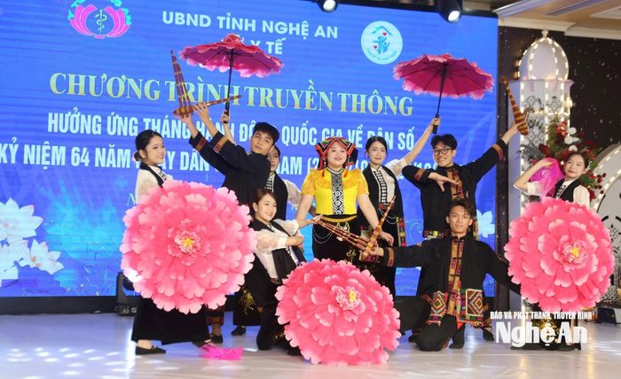 Tiết mục văn nghệ của các tuyên truyền viên dân số đến từ Trung tâm Y tế Quỳ Hợp. Ảnh: Mỹ Hà