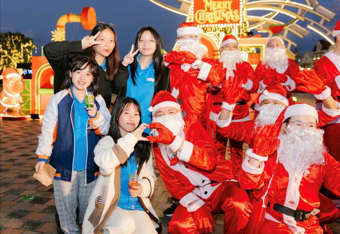 Học sinh trường Hy vọng (HOPE School) trải nghiệm tại Vinwonders Nam Hội An trong đêm thắp sáng cây thông Noel. Ảnh: QUỐC TUẤN