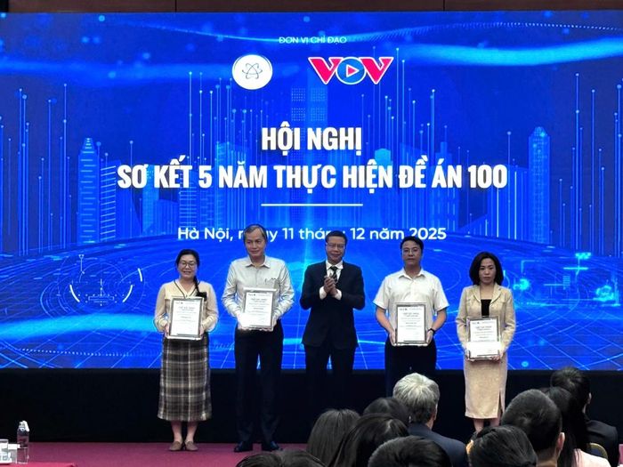 Thứ trưởng Bộ Khoa học và Công nghệ Lê Xuân Định trao giấy chứng nhận cho các địa phương, doanh nghiệp