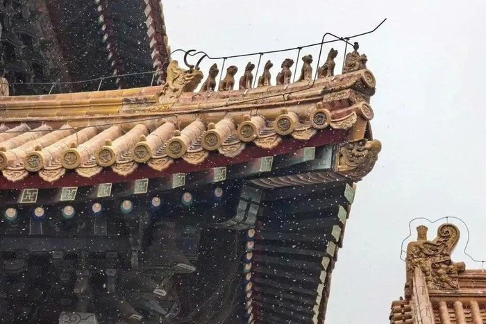 Theo China Weather, tuyết đầu mùa ở Bắc Kinh năm nay xuất hiện muộn hơn trung bình khoảng 9 ngày. Đợt tuyết dự kiến kéo dài đến rạng sáng 13/12 và có thể ảnh hưởng giao thông vào giờ cao điểm buổi tối. Cơ quan khí tượng khuyến cáo người dân ưu tiên dùng phương tiện công cộng và chú ý an toàn khi di chuyển để tránh trơn trượt.