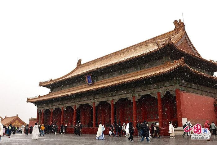  Trong nền tuyết trắng, mọi góc của Tử Cấm Thành đều trở nên giống như một khung hình được sắp đặt sẵn. 