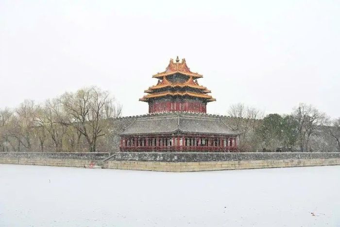  Khoảng 11h30, tuyết bắt đầu rơi trên Tử Cấm Thành (nay là Bảo tàng Cố Cung Quốc gia), phủ trắng nền tường đỏ, mái ngói vàng đặc trưng. Trước đó, cổng đặt vé của Cố Cung ghi nhận toàn bộ vé trong hai ngày 12-13/12 đều đã được đặt kín, không còn suất trống. 