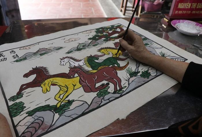 Bức tranh "Mã đáo thành công" do Nghệ nhân ưu tú Nguyễn Thị Oanh sáng tạo để mừng Tết Nguyên đán Bính Ngọ. Ảnh: Thái Hùng - TTXVN