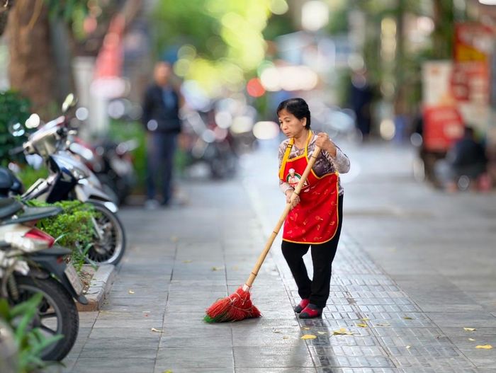 Một đoạn vỉa hè trên phố Trần Hưng Đạo sau khi lực lượng chức năng vận động người dân lập lại trật tự, vỉa hè, văn minh đô thị vào cuối tháng 11/2025. Ảnh: Quốc Lũy - TTXVN
