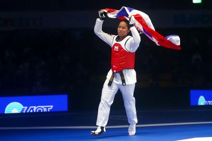 Võ sĩ Thái Lan Chareewan nhận HCV Taekwondo ở SEA Games 2025 sau khi đấu xong trận bán kết
