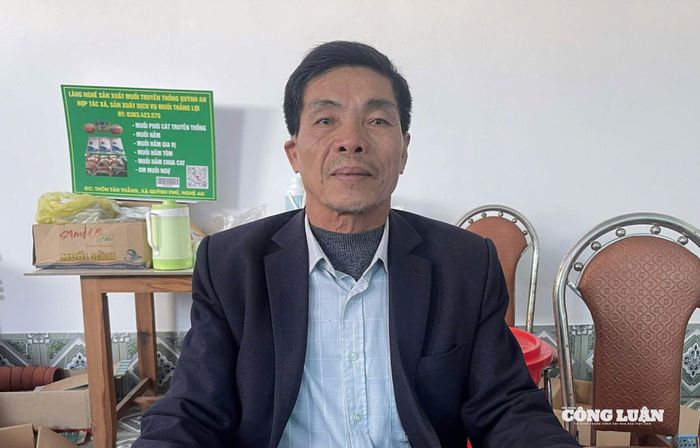 Ông Điện chia sẻ về hướng đi mới giúp diêm dân nâng cao giá trị hạt muối. Ảnh: Kim Long 