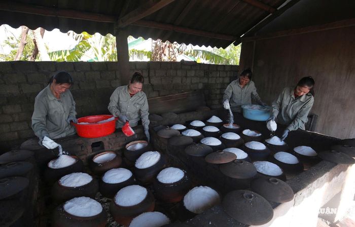 Công đoạn sản xuất muối hầm. Ảnh: Kim Long 