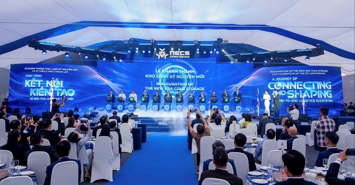 Các đại biểu thực hiện nghi thức khánh thành Kho Lạnh Kỷ Nguyên Mới