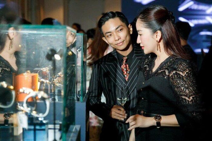 Ông xã Khánh Thi luôn nhìn vợ bằng ánh mắt si tình.
