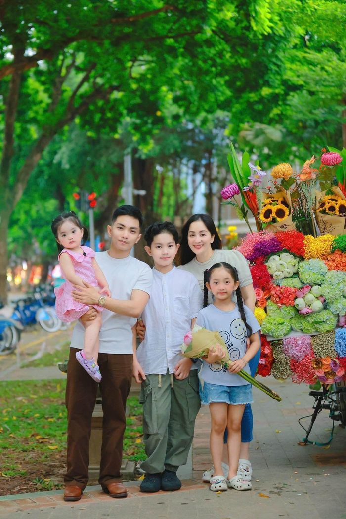 Khánh Thi - Phan Hiển có tổ ấm viên mãn bên 3 con.