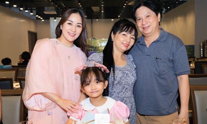 Khánh Thi thân thiết bên bố mẹ chồng.