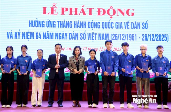 Các đồng chí lãnh đạo trao quà cho các sinh viên. Ảnh: Mỹ Hà
