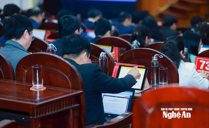 Các đại biểu biểu quyết. Ảnh: Thành Duy