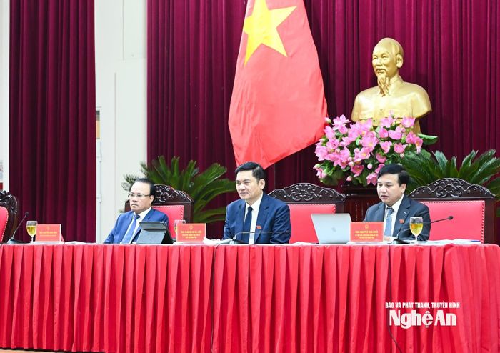 Các đồng chí chủ tọa, điều hành kỳ họp. Ảnh: Thành Cường