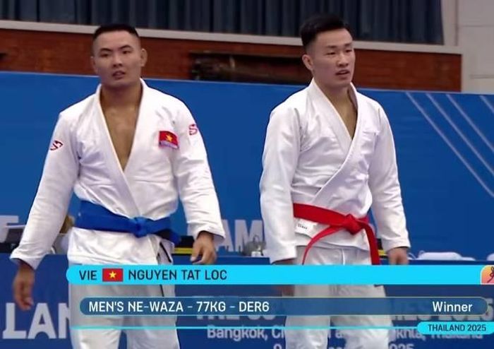 Vận động viên Nguyễn Tất Lộc (bên trái) tranh Huy chương Đồng SEA Games 33.