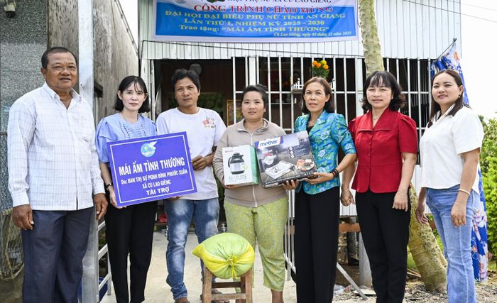 Lãnh đạo xã, Hội Liên hiệp Phụ nữ xã cùng nhà hảo tâm bàn giao nhà mái ấm tình thương cho gia đình chị Huỳnh Thị Cẩm Nhung. Ảnh: BẢO KHÁNH