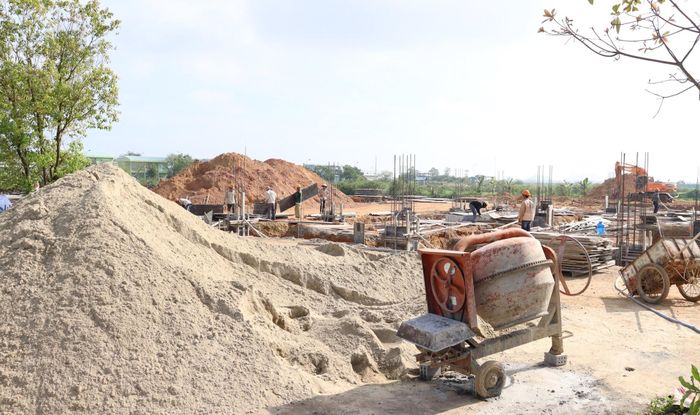 Hiện nhu cầu cát, sỏi làm vật liệu xây dựng cho các công trình, dự án trên địa bàn thành phố đang rất lớn. Ảnh: HOÀNG HIỆP