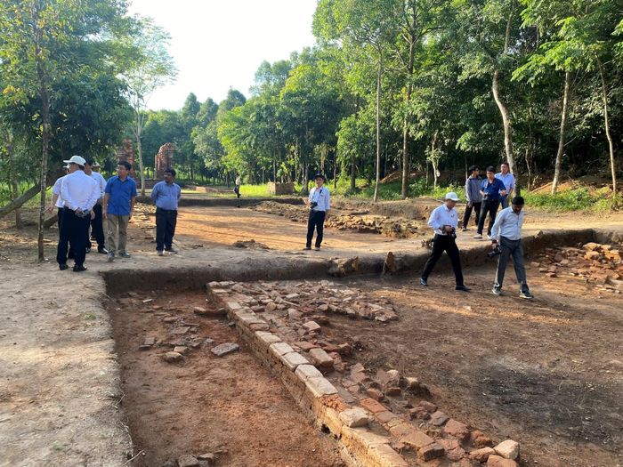 Con đường thiêng sẽ được tiếp tục nghiên cứu, trùng tu phục vụ du lịch. Ảnh: VĨNH LỘC