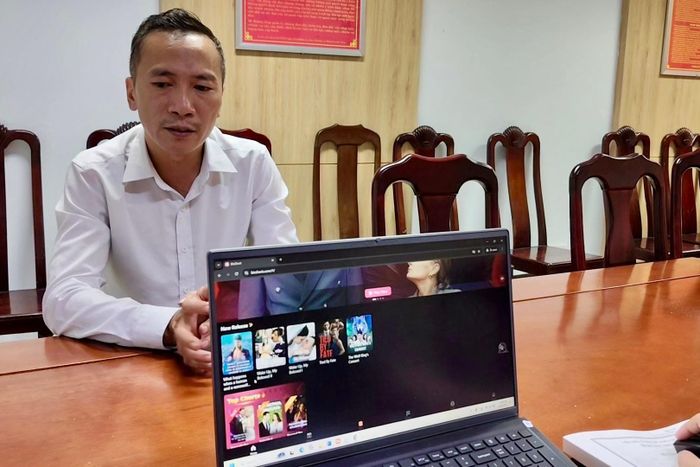 Công an lấy lời khai một đối tượng trong nhóm điều hành đường dây tiền ảo lừa đảo. Ảnh: DUY GIANG