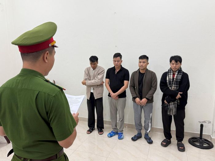 Nhóm đối tượng dựng dự án “tiền ảo ma” TOSI chiếm đoạt hơn 1,7 tỷ đồng bị công an bắt giữ. Ảnh: DUY GIANG