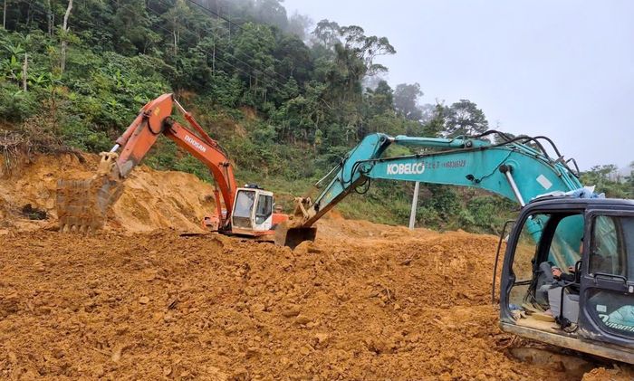 Xúc dọn sạt lở nhằm khôi phục lưu thông đoạn gần cuối tuyến ĐT606 qua xã Hùng Sơn. Ảnh: SỞ XÂY DỰNG