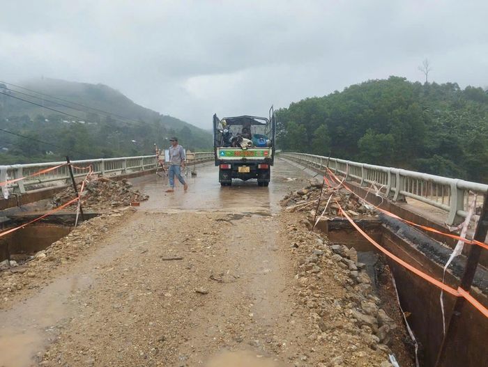 Xếp rọ đá, đắp đá cấp phối đường dẫn cầu Ca Da bị sạt lở để xử lý ùn tắc lưu thông trên QL24C. Ảnh: CÔNG TÚ