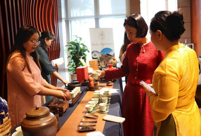 Trong khuôn khổ tọa đàm, các doanh nghiệp giới thiệu về thực phẩm Halal, thực phẩm thực dưỡng, thuần chay tại Đà Nẵng. Ảnh: NGỌC HÀ