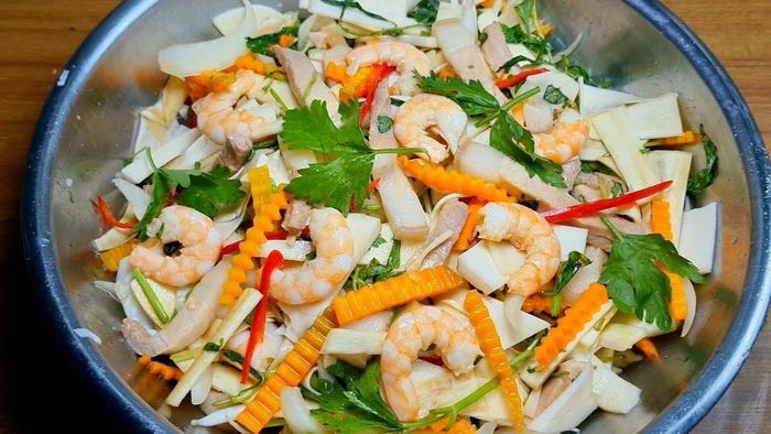 Gỏi củ hủ dừa tôm thịt là món ăn ngon, hấp dẫn. (Ảnh: B.L)