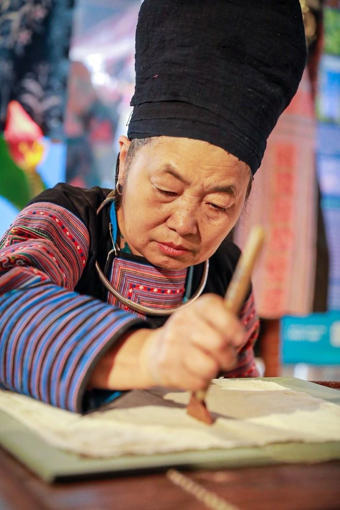 Đồng bào Mông thực hiện các nghề thủ công truyền thống. Ảnh: Khánh Hòa - TTXVN