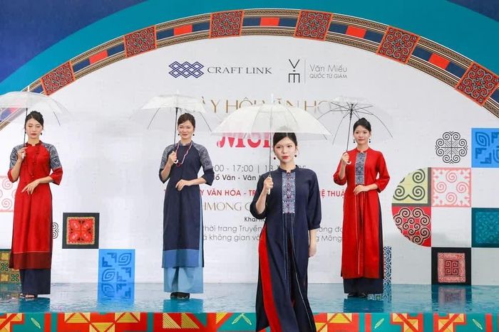Biểu diễn thời trang các trang phục hiện đại kết hợp cùng hoa văn của đồng bào Mông. Ảnh: Khánh Hòa - TTXVN