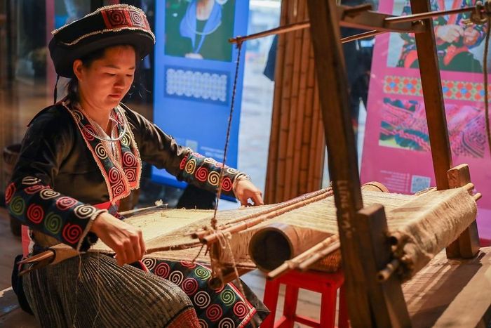 Đồng bào Mông thực hiện các nghề thủ công truyền thống. Ảnh: Khánh Hòa - TTXVN