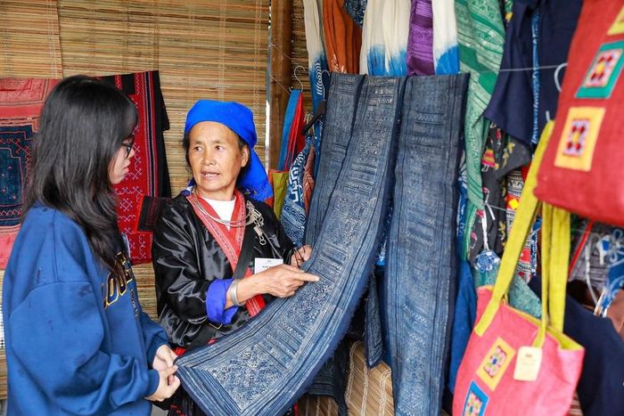 Người dân tìm hiểu văn hóa truyền thống của đồng bào Mông. Ảnh: Khánh Hòa - TTXVN