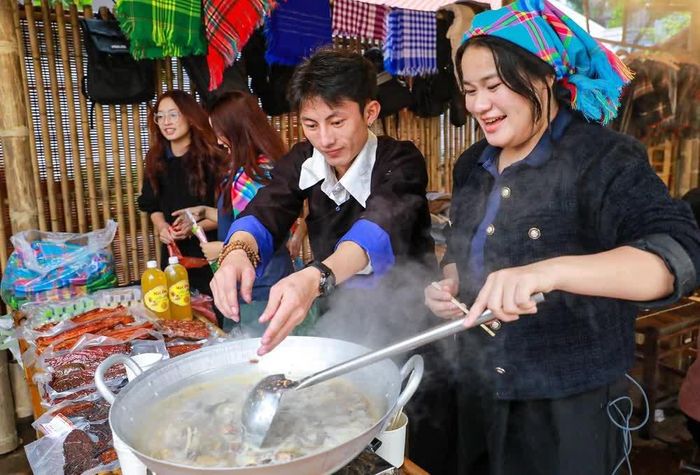 Thắng cố - món ăn đặc trưng của đồng bào người Mông. Ảnh: Khánh Hòa - TTXVN
